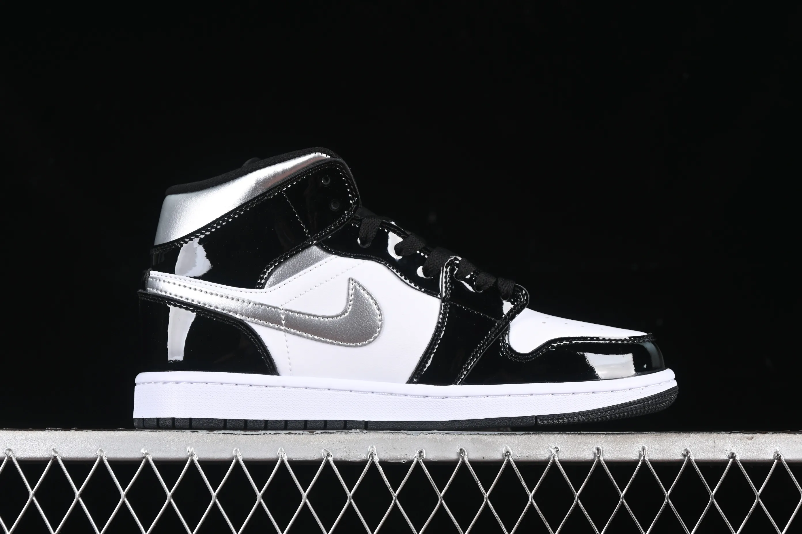 All categories Air Jordan Jordan series basketball shoes Air Jordan 1 Mid Air Jordan 1 Mid AJ1 Joe 1 white, black and silver color Zhongbang basketball shoes HV0789-010
